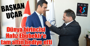 Başkan Uçar, dünya birincisi Hafız Ebubekir'e tam altın hediye etti