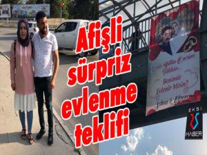 Afişli sürpriz evlenme teklifi