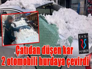 Çatıdan düşen kar 2 otomobili hurdaya çevirdi