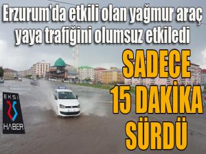 Erzurumda etkili olan yağmur araç ve yaya trafiğini olumsuz etkiledi