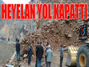 İspirde heyelan yol kapattı...