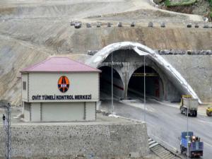 Ovit Tüneli asfalt çalışmaları için tek yönlü olarak ulaşıma kapatıldı 