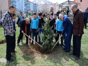 Palandöken Belediyesi öğrencilerle fidan dikti