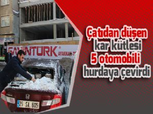 Çatıdan düşen kar kütlesi, 5 otomobili hurdaya çevirdi