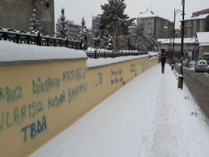 Bu çirkinliği kimse görmüyor mu?