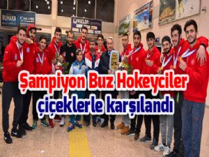 Şampiyon Buz Hokeyciler çiçeklerle karşılandı