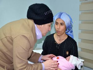 Erzurum'da belediye başkanının doğuma yetiştirdiği aile çocuğa başkanının eşinin ismini verdi