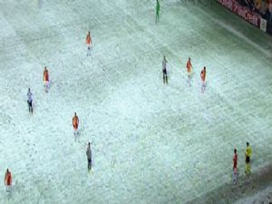 Galatasaray-Juventus Maçı, Kar Yağışı Nedeniyle Yarıda Kaldı