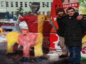 Galatasaray taraftarı Drogba'nın kardan heykelini yaptı...