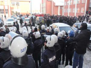 Ülkücü öğrencilerden bayrak yürüyüşü...