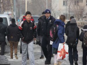 Okul önlerinde bekleyenlere ceza yağdı...