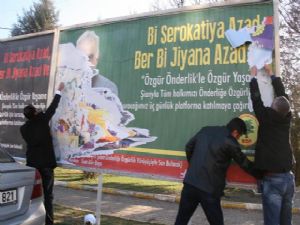Polis, Öcalan'ın posterlerini yırttı...