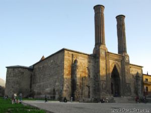 Çifte Minareli Medrese'ye üstü açılır-kapanır tavan...