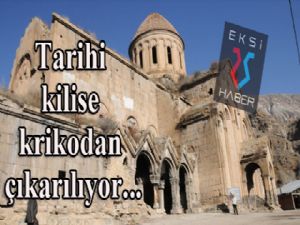 Tarihi kilise krikodan çıkarılıyor