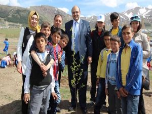 Başkan Orhan, öğrencilerle birlikte fidan dikti...