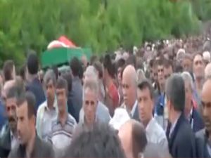 Kardeşinin bedenini sarıldığı arkadaşından ayırdı...