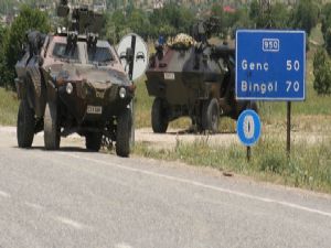 PKK, Diyarbakır-Bingöl karayolunu kapattı... Çatışmalar sürüyor...