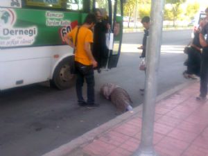 Halk otobüsünde dehşet anları: Yolcu otobüsten düştü...