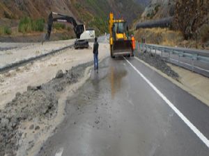 Nehir taştı, yol çöktü...