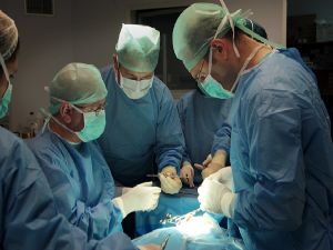 Doğumsal işitme kaybı ameliyatı Atatürk Üniversitesi Araştırma Hastanesi'nde başarıyla gerçekleştirildi...