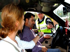 Trafik ekipleri sürücüleri uyardı, şeker ikramında bulundu...