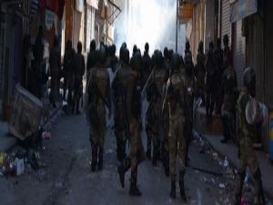 Yağmaladıkları tüfeklerle karakola saldırdılar...