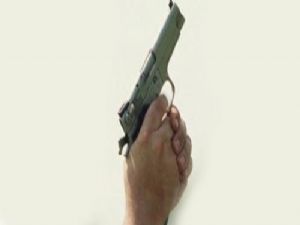 Polis memuru silahını temizlerken kendini vurdu...