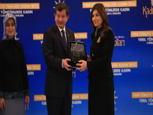 Başbakan Davutoğlu'ndan Milletvekili Çığlık'a plaket...