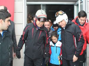 İçişleri Bakanı Ala'dan memleketi Erzurum'da kayak şov...