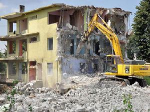 Erzurum Büyükşehir Belediyesi 65 metruk binayı yıktı...