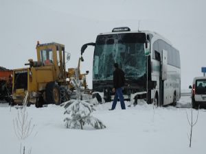 Erzurum'da Kar temizliği yapan greyder, yolcu otobüsüne çarptı: 1'i ağır 4 yaralı...