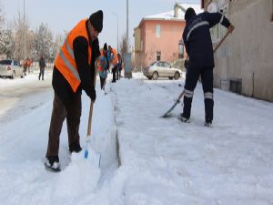 Aziziye'de 50 kişilik ekiple karla mücadele...