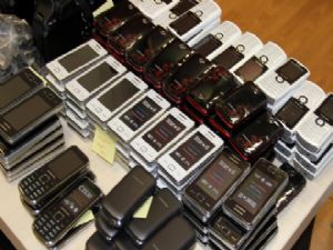 Pasinler'de 140 adet kaçak telefon ele geçirildi...