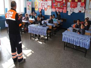 AFAD ekiplerinden öğrencilere deprem eğitimi...