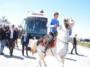 Başbakan Davutoğlu müjdeyi verdi: Erzurum raylı sisteme kavuşuyor