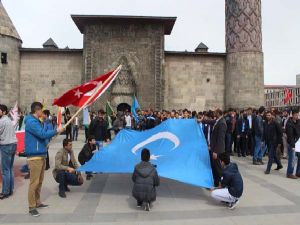 Erzurum Ülkü Ocakları Türkçülük Günü'nde yürüdü...