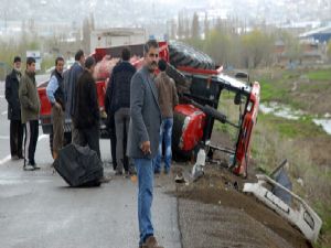 Otomobil, traktöre çarptı: 8 yaralı...