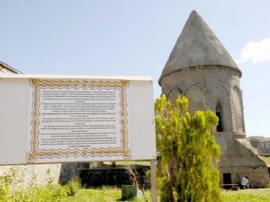 Tarihi kümbetlere skandal kitabe...