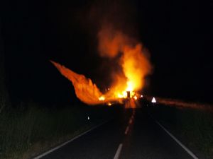 Flas...PKK, Erzurum-Kağızman karayolunu kesip, 11 aracı yaktı...