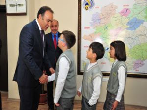 Öğrencilerden Vali Altıparmak'a ziyaret...