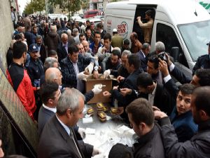 Erzurum Büyükşehir Belediyesi'nden 13 bin kişiye aşure ikramı...