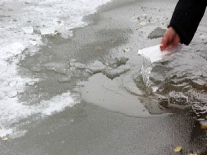Erzurumda gölet buz tuttu...