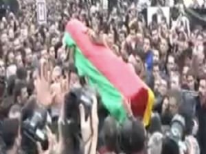 Tahir Elçi'nin cenazesinde PKK flaması!