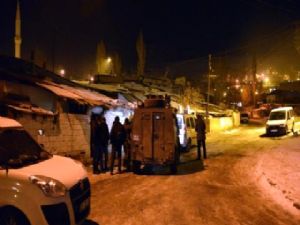 Erzurum'da baba cinneti... Oğlunu öldürdü, anne ve babasını rehin aldı...