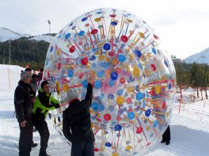 Palandöken'in yeni eğlencesi: Human Bowling...