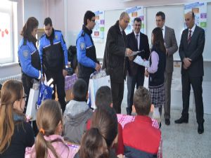 Polislerden karne hediyesi...