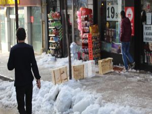 Başına buz kütlesi düşen kadın ağır yaralandı...