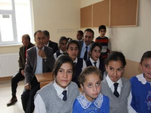 Köyüne okul yaptırdı...