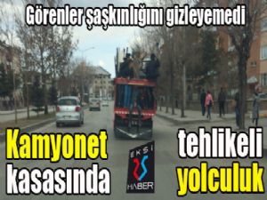 Kamyonet kasasında tehlikeli yolculuk...