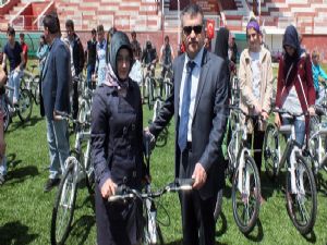 Pasinler'de 101 öğrenciye bisiklet dağıtıldı...
